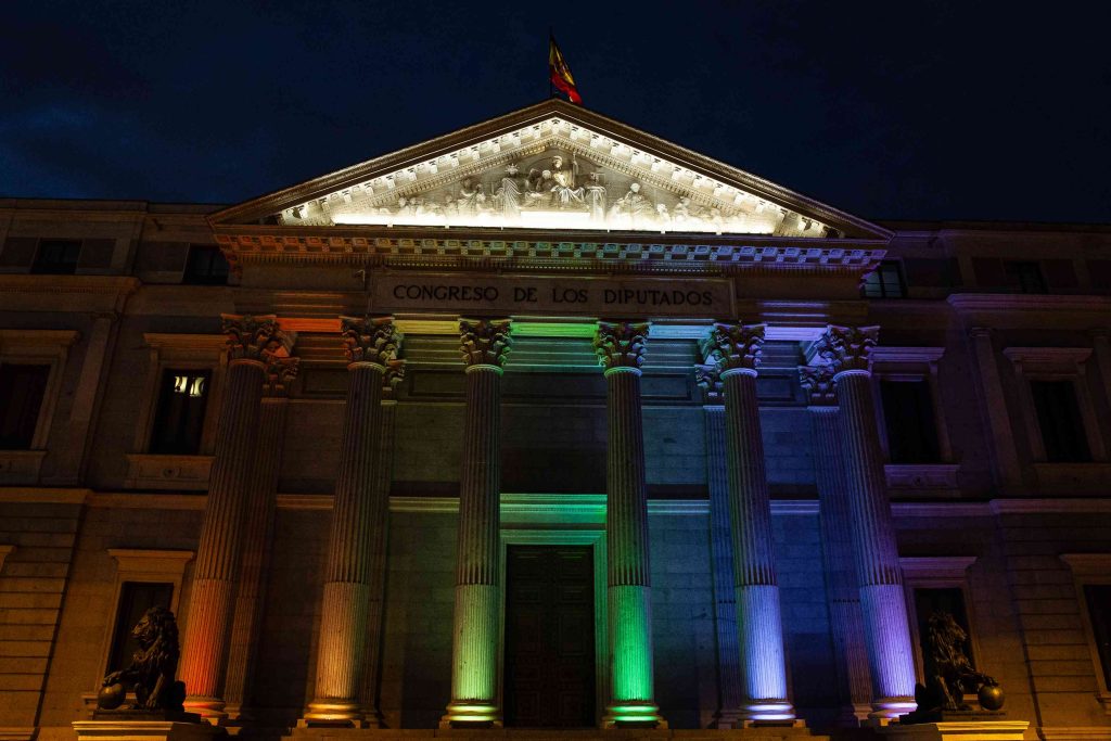 Congreso de los Diputados iluminado con bandera LGTBI+