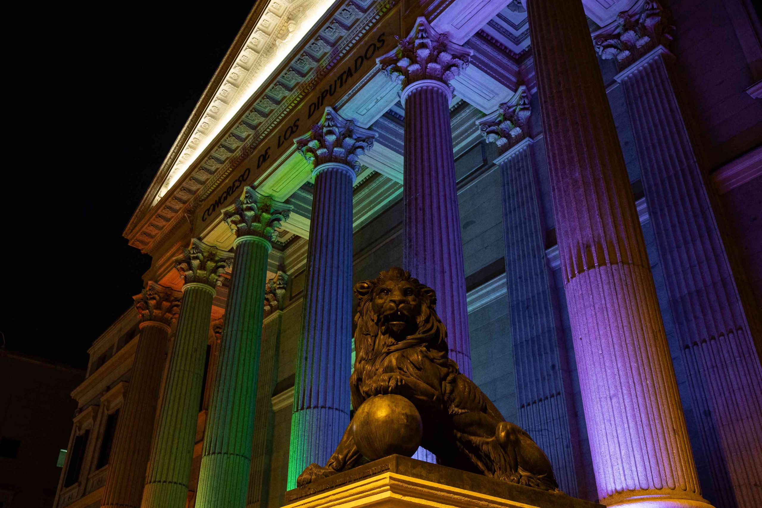 Congreso de los Diputados iluminado con bandera LGTBI+